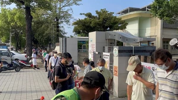 嘉義縣鹿草鄉西豐活動中心上午湧入上百鄉民,領取納骨塔位選位通知書。記者莊祖銘/攝影