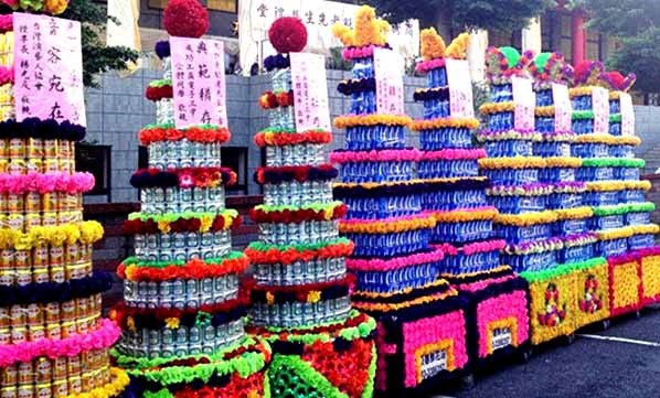 台灣傳統喪禮準備很多罐頭塔