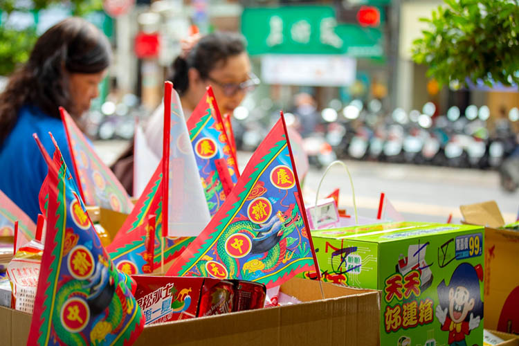 中元節時將普渡旗插在供品上