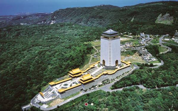 到訪龍巖的陵園寶塔,並用手機拍下園區內的景色、景物或人物,接著上傳至臉書粉絲團